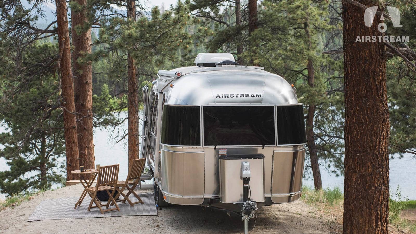 Przyczepa kempingowa Airstream na leśnym polu namiotowym
