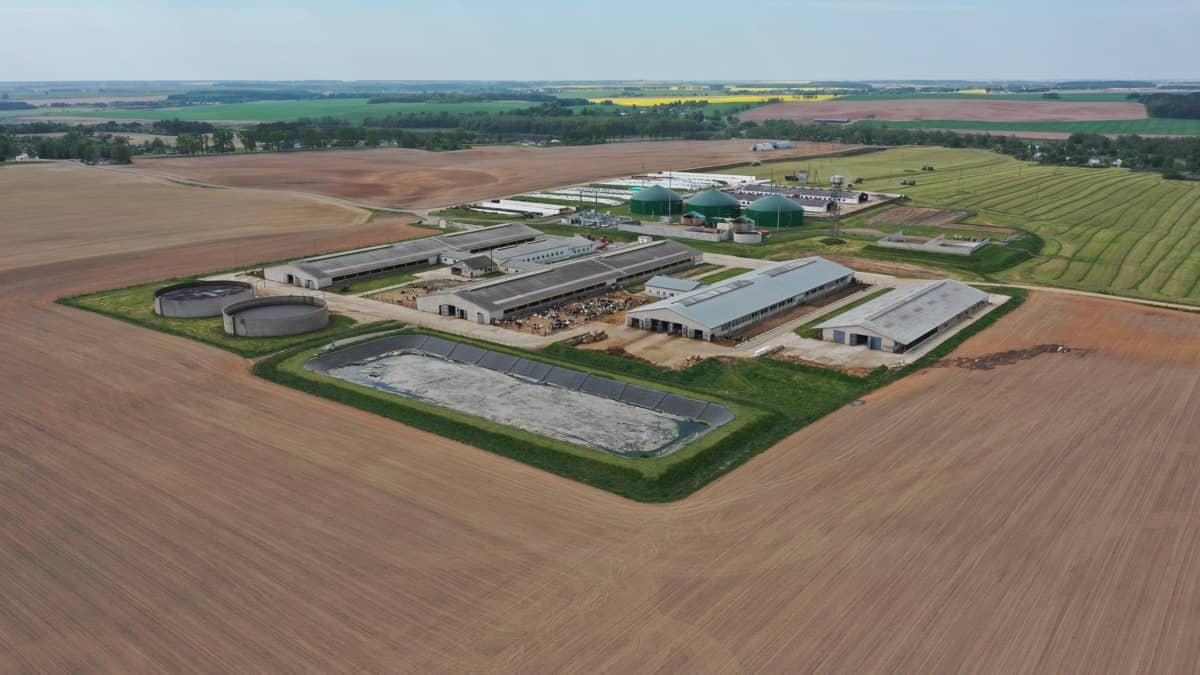 Widok z lotu ptaka na duże gospodarstwo rolne z własną instalacją energetyczną